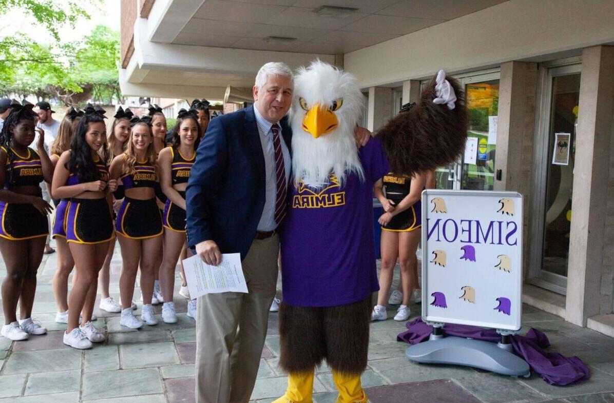 埃尔迈拉大学 President Charles 林赛 is pictured with mascot Simeon the Soaring Eagle